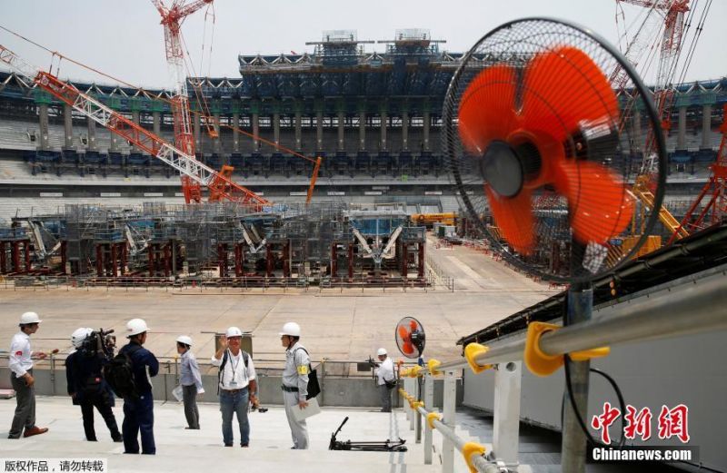 [流言板][中国行速递]蒙克手持CHINA字样，与“我爱祖国”开心合影